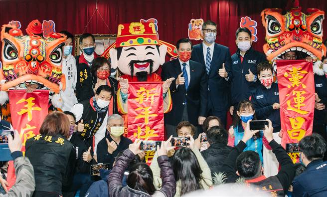 前總統馬英九（後右五）18日出席國民黨台北市黨部111年新春團拜，與國民黨副主席連勝文（後右四）及黨內同志合影。(郭吉銓攝)