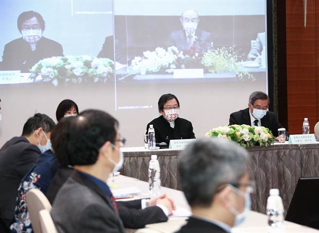 第45屆台日經濟貿易會議18日舉行閉幕式，本次會議台灣代表團由台灣日本關係協會邱義仁會長(中)擔任團長；日本代表團由日本台灣交流協會大橋光夫會長擔任團長，並以視訊方式簽署備忘錄。（羅永銘攝）