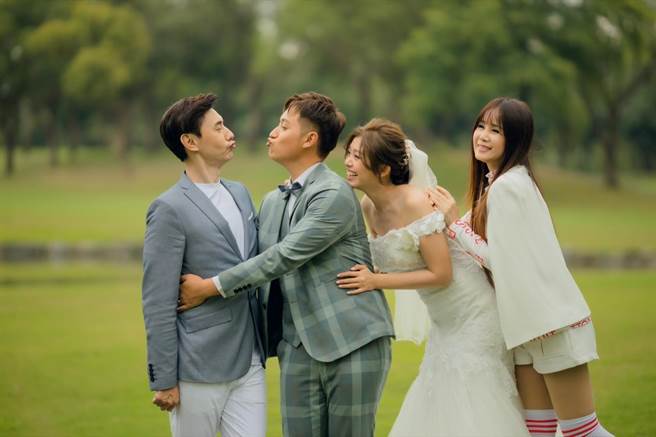 包伟铭（左）与老婆刘依纯（右）日前赴台南陪儿子、媳妇拍摄婚纱照。（翰森娱乐提供）
