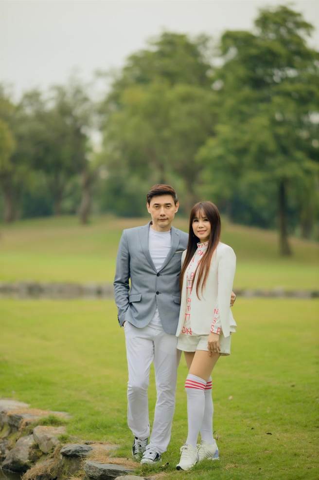 包伟铭（左）与老婆刘依纯日前南下陪儿子、媳妇拍摄婚纱照。（翰森娱乐提供）