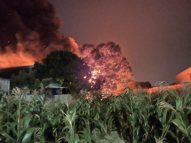 台南安定新吉里工厂大火，烈焰冲天。(读者提供／刘秀芬台南传真)