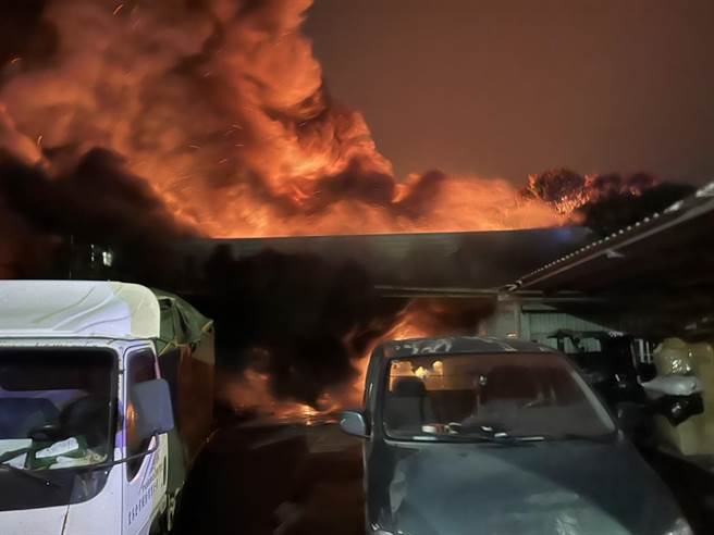 台南安定新吉里工厂大火，烈焰冲天。(读者提供／刘秀芬台南传真)