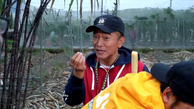 吴宗宪品嚐红甘蔗时，不慎咬断牙齿。（三立提供）