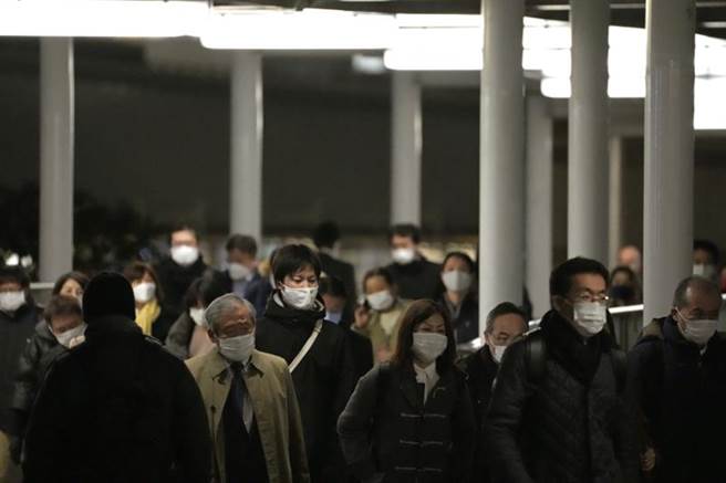 NHK计算日本一周内平均每天新增确诊病例数，昨天的数字时隔约2.5个月从增加转为减少。图为东京街头。（图／美联社）