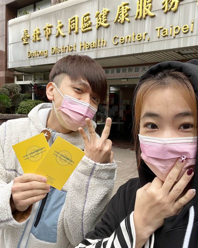 网红蔡阿嘎与妻子打完三剂高端，自曝出现2副作用，疑惑询问「正常吗」。(图／蔡阿嘎脸书)