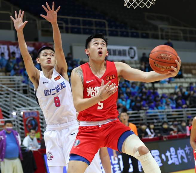 陈将双的左膝仍然绑着厚厚的绷带。(高中体总提供)