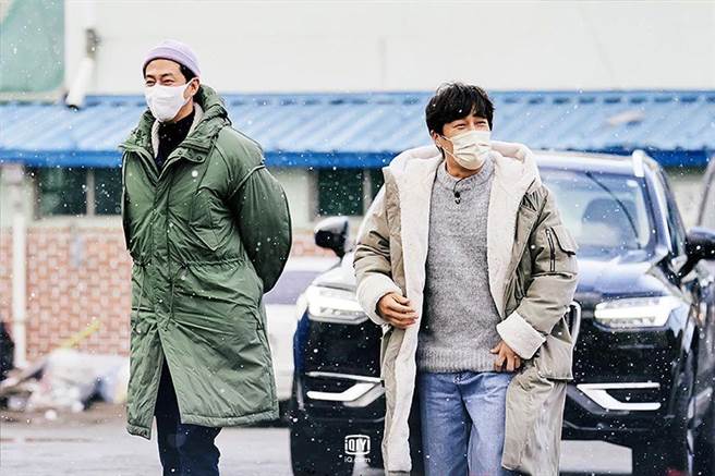 赵寅成（左）、车太铉回归《偶然成为社长》，被第2季的规模吓傻。（爱奇艺国际站提供）