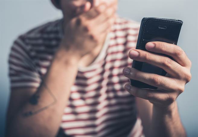 一名男网友玩交友软体遇上诈骗，被对方以性爱片勒索10万元。（示意图／Shutterstock）