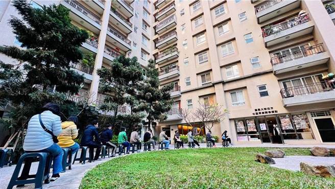 （响应中市府「五箭分流」疫苗施打政策，丰邑社区揪团打疫苗。图／丰邑）
