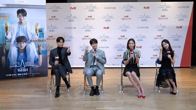 鄭智薰（左起）、金汎、Uie、孫娜恩接受訪問。（friDay影音提供）