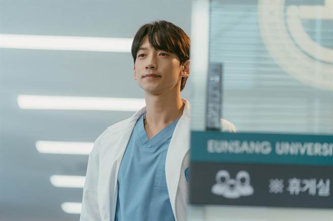 鄭智薰在劇中飾演醫術高超的胸腔外科醫生。（friDay影音提供）