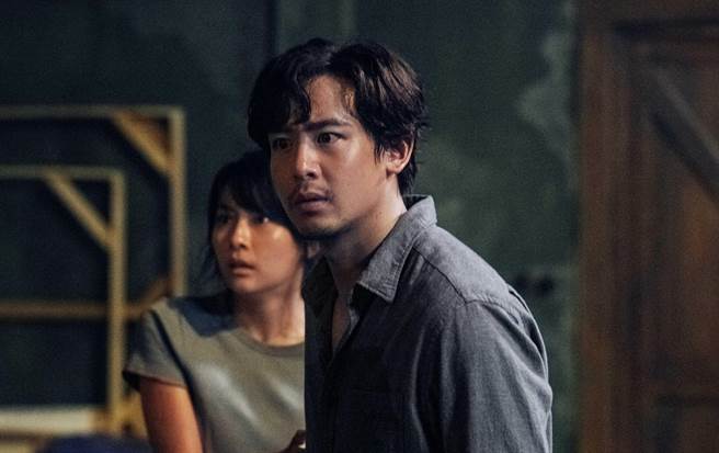 尼坤第1次演出恐怖片，在《凝弒》中扮演艺术品修復师提姆。（CATCHPLAY提供）