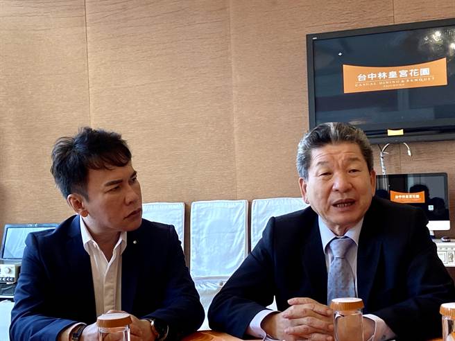 台中市建筑经营协会开春首场大师讲座，18日邀请丰邑建设总经理邱崇喆（右）分享精辟的最新的市场趋势。（卢金足摄）