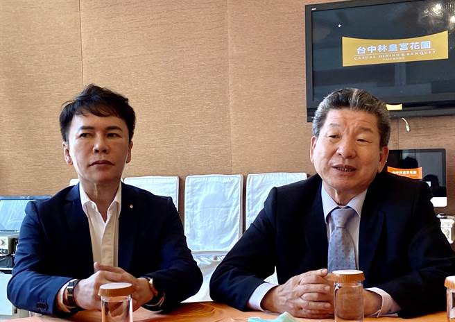 台中市建筑经营协会开春首场大师讲座力邀丰邑建设总经理邱崇喆（右）畅谈2022大台中房地产趋势展望，台中市建筑经营协会理事长张家骏在谨守防疫规范下，推动二月大师讲座如期举行。（ 卢金足摄）