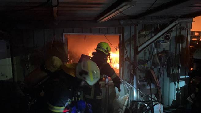 台南安定新吉里工厂大火，燃烧面积约300坪，所幸无人伤亡。(读者提供／刘秀芬台南传真)
