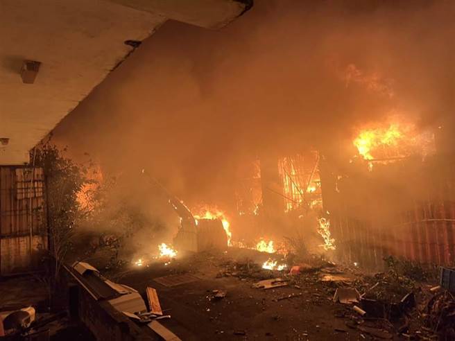 台南安定新吉里工厂大火，燃烧面积约300坪，所幸无人伤亡。(读者提供／刘秀芬台南传真)
