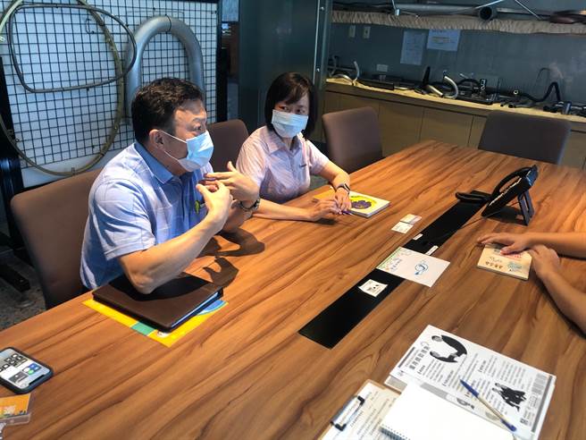 辅导委员的专业建议，协助企业打造友善职场环境、改善工作设备或调整作业流程。（劳动力发展署中彰投分署提供／卢金足台中传真）