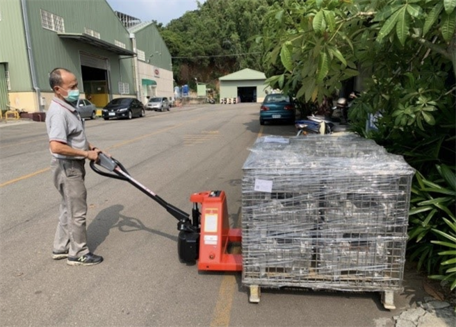 职务再设计协助中高龄员工提升工作效率。（劳动力发展署中彰投分署提供／卢金足台中传真）