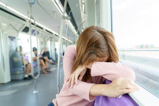 一名男子捷運上偷摸女子大腿數十秒，遭同車乘客拍下犯案過程，因而遭警方逮捕。（示意圖/shutterstock）