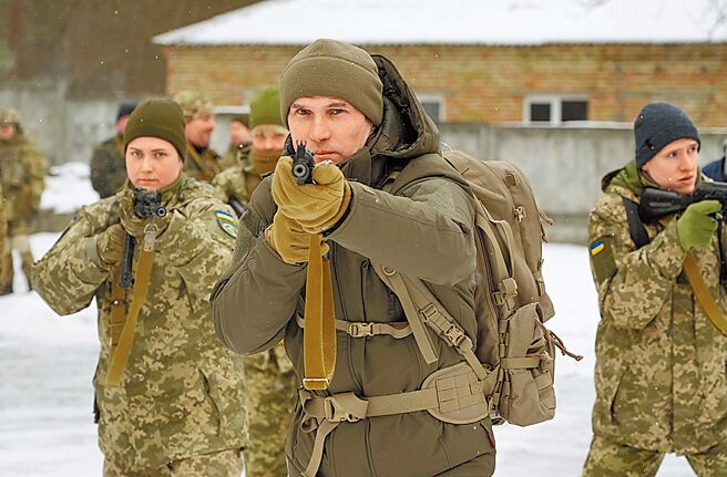 俄乌掀战云，韩国贸易部长忧心，双方开战恐导致全球供应链断链及油价蹿扬。图／美联社