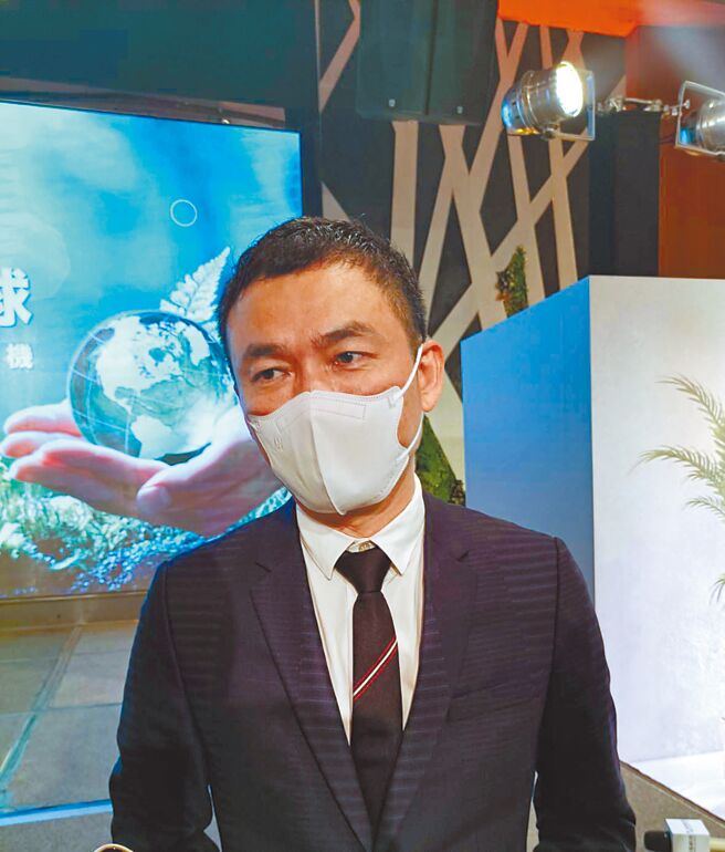 纳诺科技董事长吕鸿图将纳米离子水与纳米氢气微气泡两项技术结合，打造洁净新蓝海。图／郑淑芳