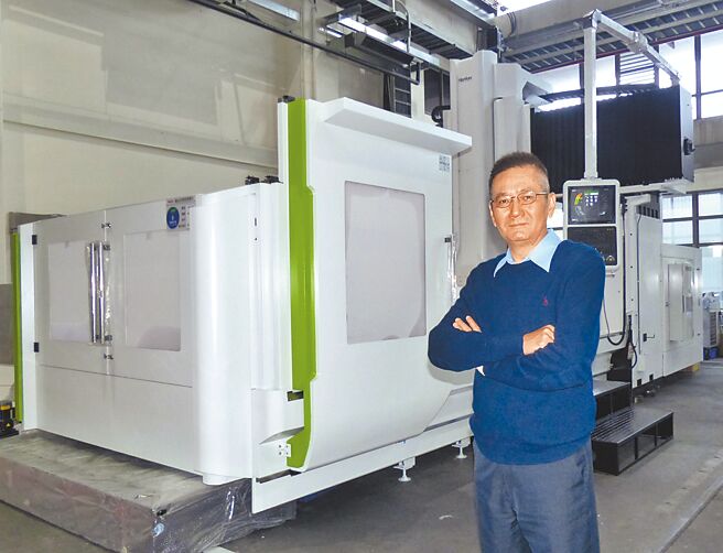 協鴻工業總經理葉新華與台北展將展出的全智能化高階軟體機器。圖／莊富安