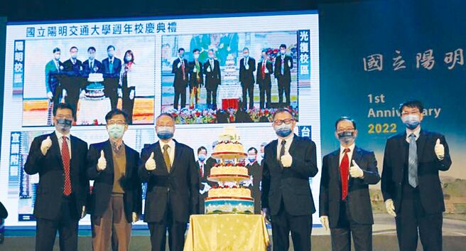 國立陽明交通大學迎首屆週年校慶，副校長蔚順華（左起）、衛福部桃園醫院院長徐永年、宏碁創辦人施振榮、陽明交大校長林奇宏、交大校友總會理事長姜長安、陽明交大副校長李大嵩等人出席。圖／陽明交大提供