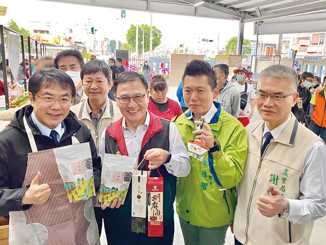 台南市长黄伟哲（前排左起）、安定农会总干事王宝民、台南市议员李伟智及前任台南市农业局长谢耀清，出席「2020台南安农欢喜日」。图／安定农会提供