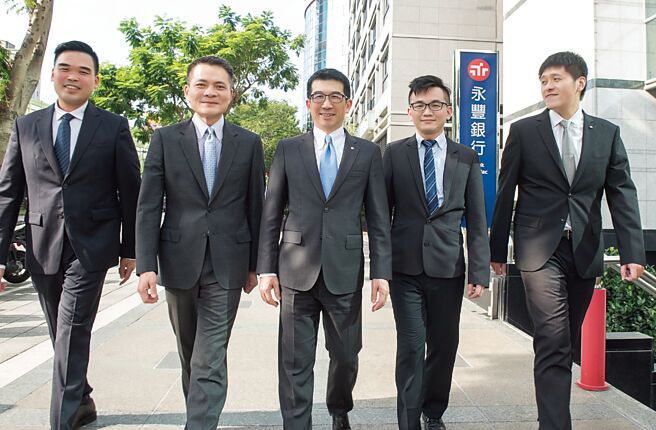 永丰银行首创「绿能电厂资讯管理系统」并获经济部智慧财产局专利认证。永丰银行资深副总经理欧阳子能（中）、法人金融处处长廖嘉禾（左二）与团队合影。图／永丰银行提供