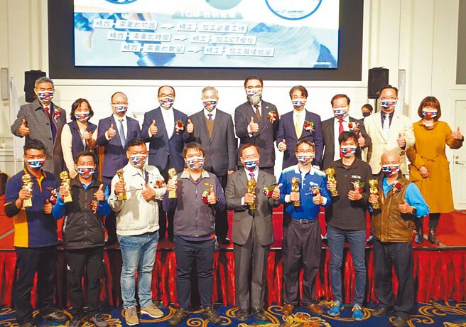 行政院副院长沈荣津（后排左五）、经济部工业局局长吕正华（后排左四）、臺中市潭雅神工业厂商协进会理事长陈伯佳（后排右五）与第一届精工奖获奖厂商及来宾合影。图／黄俊荣