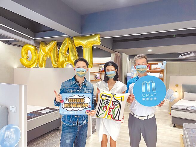 欧德集团董事长陈国都（右一）与银色夫妻檔杨升达（左一）、若绮（中），欢庆欧眠床垫復兴店开幕。图／业者提供