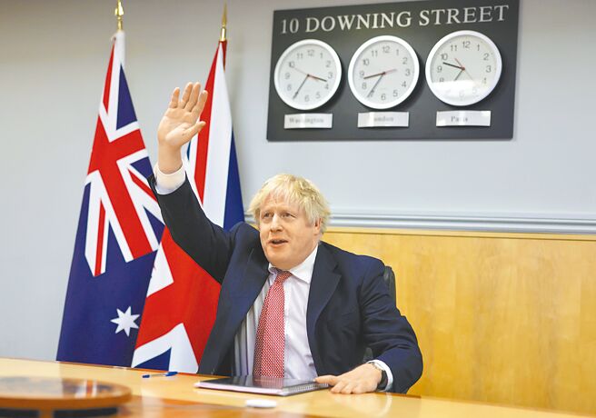 英国首相强生（见图）与澳洲总理莫里森17日举行视讯会议，同意採取行动加强印太地区安全。（摘自英国首相强生推特）
