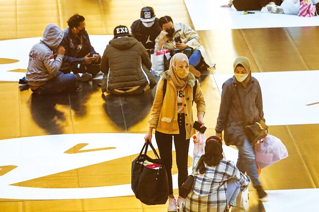 行政院昨天拍板勞動部規畫的「移工留才久用方案」，外籍移工符合3條件經申請後再工作5年，就可申請永久居留。圖為春節連假後北車湧現返工人潮的畫面。（本報資料照片）