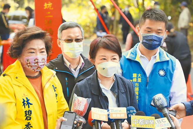 台中市長盧秀燕（中）指出，居家隔離替代所經費都是台中市政府全額負擔，不會讓民眾自費。（張妍溱攝）