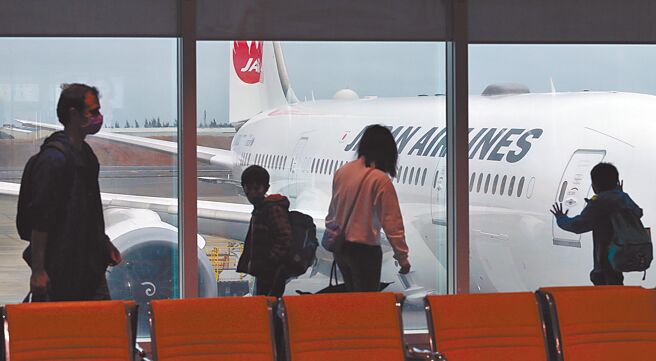 台湾疫情未解，近10条传播感染源仍不明。图为桃机第二航厦的出境管制内，候机室内的旅客准备搭乘日航班机前往东京。（范扬光摄）