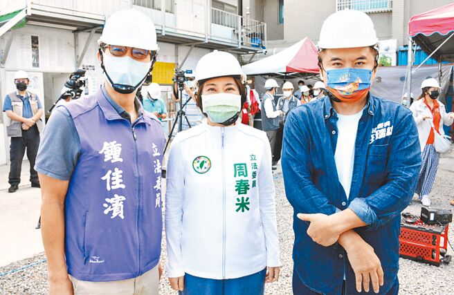民進黨昨召集有意參選屏東縣長初選的三位立委鍾佳濱（左至右）、周春米及莊瑞雄進行協調，初步達成共識，預估4月11日前完成初選民調。（本報資料照片）