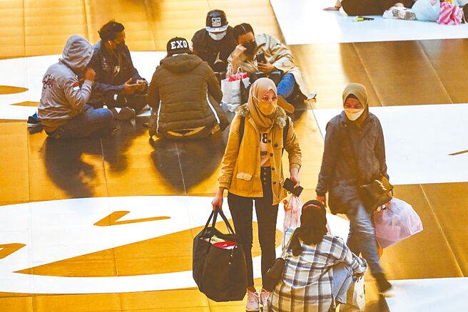 行政院拍板劳动部规画的「移工留才久用方案」，外籍移工符合3条件经申请后再工作5年，就可申请永久居留。图为春节连假后北车涌现返工人潮的画面。（本报资料照片）