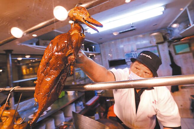 雞蛋還在缺貨，坊間又傳鴨肉也短缺，價格從去年一路上漲，創史上新高價，這波缺貨潮最快要年中後才可能緩解。（黃世麒攝）