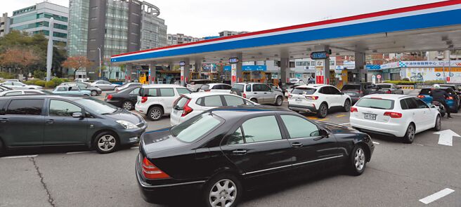 国际油价飙涨，国内油价因春节冻涨未能反映。中油13日宣布14日起调涨油价，汽、柴油分别调涨1.2与1.5元。获知消息的民眾纷纷到加油站排队等待加油。（郑任南摄）