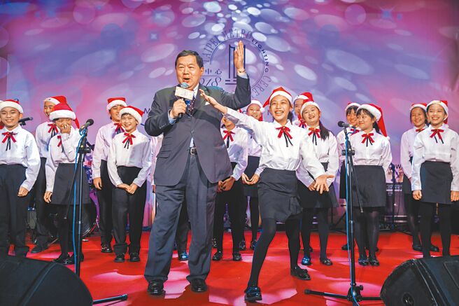 徐元智先生紀念基金會近20年來長期贊助台灣藝文團體，遠東集團董事長徐旭東（中）呼籲更多企業作為文化事業後盾。（遠東集團徐元智先生紀念基金會提供）