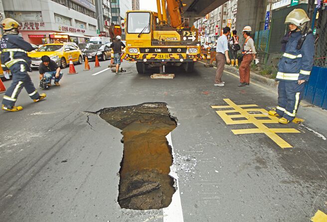 4年前就读护专的罗姓女子，骑机车行经桃园市龙潭区道路，因路面凸起害她摔瘫，最高法院判桃园市养工处须赔偿2536万多元确定。图为示意无关本案。（本报资料照片）