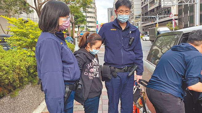 46歲陳昆昇16日駕車持槍掃射三重永福街宮廟11槍後，逃逸到新莊某汽旅叫來女友、前妻，要求來場「3P」當作美好回憶，陳男步出摩鐵被大批警力包圍，之後他倒臥血泊，一旁有槍枝，送醫搶救後不治，圖為陳男前妻林姓女子移送畫面。（戴上容攝）