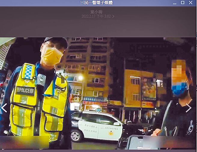 警方在事發當天到場處理，通報救護車將打母親情緒不穩的陳女強制送醫治療。（翻攝照片／石秀華高雄傳真）