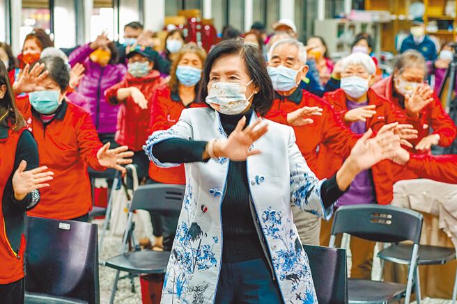 宜兰县启动「好生活柑仔店」，17日县长林姿妙前往宜兰市七张社区，与长者互动，并鼓励长者参与社区中举办的健康促进等活动。（李忠一摄）