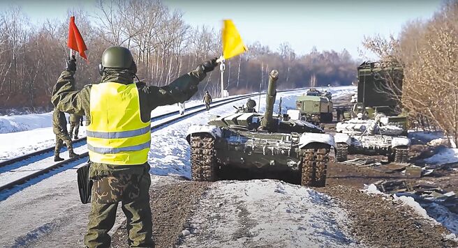 俄罗斯连续2天发布撤军影像，不过美国与北约皆持怀疑态度。图为俄军坦克撤离的画面。（摘自俄罗斯国防部官网）