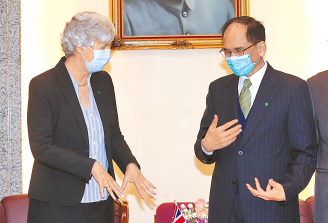 英国国会下议院外委会主席图根哈特原订20日率团访台，将拜会蔡英文总统与立法院长游锡堃，受疫情影响将延后访台行程。图为游锡堃（右）2020年接见英国在台办事处代表唐凯琳（Catherine Elizabeth Nettleton）。（本报资料照片）