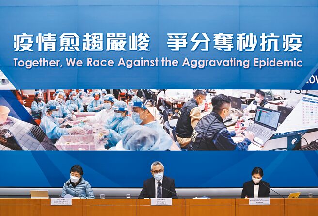 香港新增6116新冠确诊病例，其中9例为境外输入，还有超过6300例初步确诊。香港特区政府食物及卫生局副局长徐德义（中）表示，香港新冠疫情严峻，死亡者也增加。（中新社）