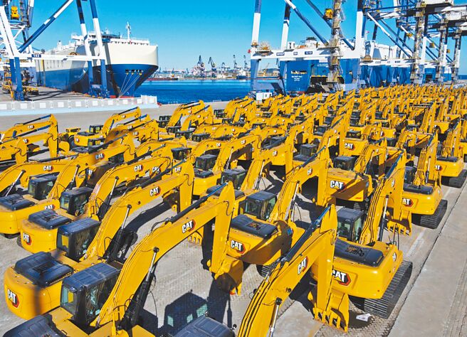 大陆31个省级地方两会已全部落幕，稳增长是今年各地政府经济发展首要目标。图为山东烟台港的码头。（新华社）