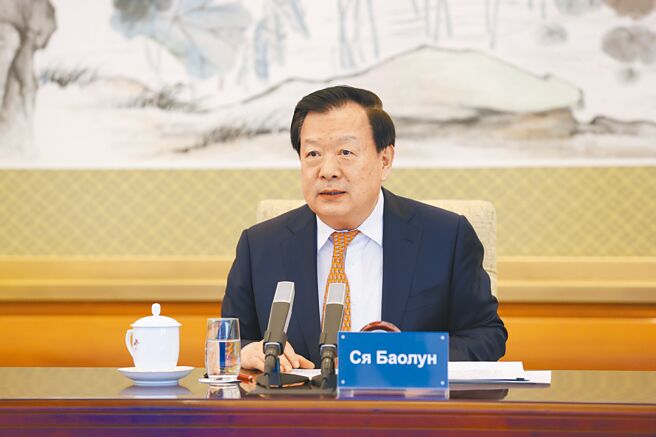 大陆指派国家疾控局局长王贺胜及国务院港澳办主任夏宝龙率队前往深圳，邻近指挥协调疫情。图为夏宝龙先前出席线上研讨会开幕式。（中新社）