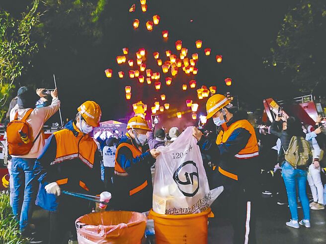 新北市平溪区天灯节，往年都会吸引上万人参与，但疫情爆发后，观光客锐减，连带导致天灯回收生意低落。（新北市环保局提供／蔡雯如新北传真）